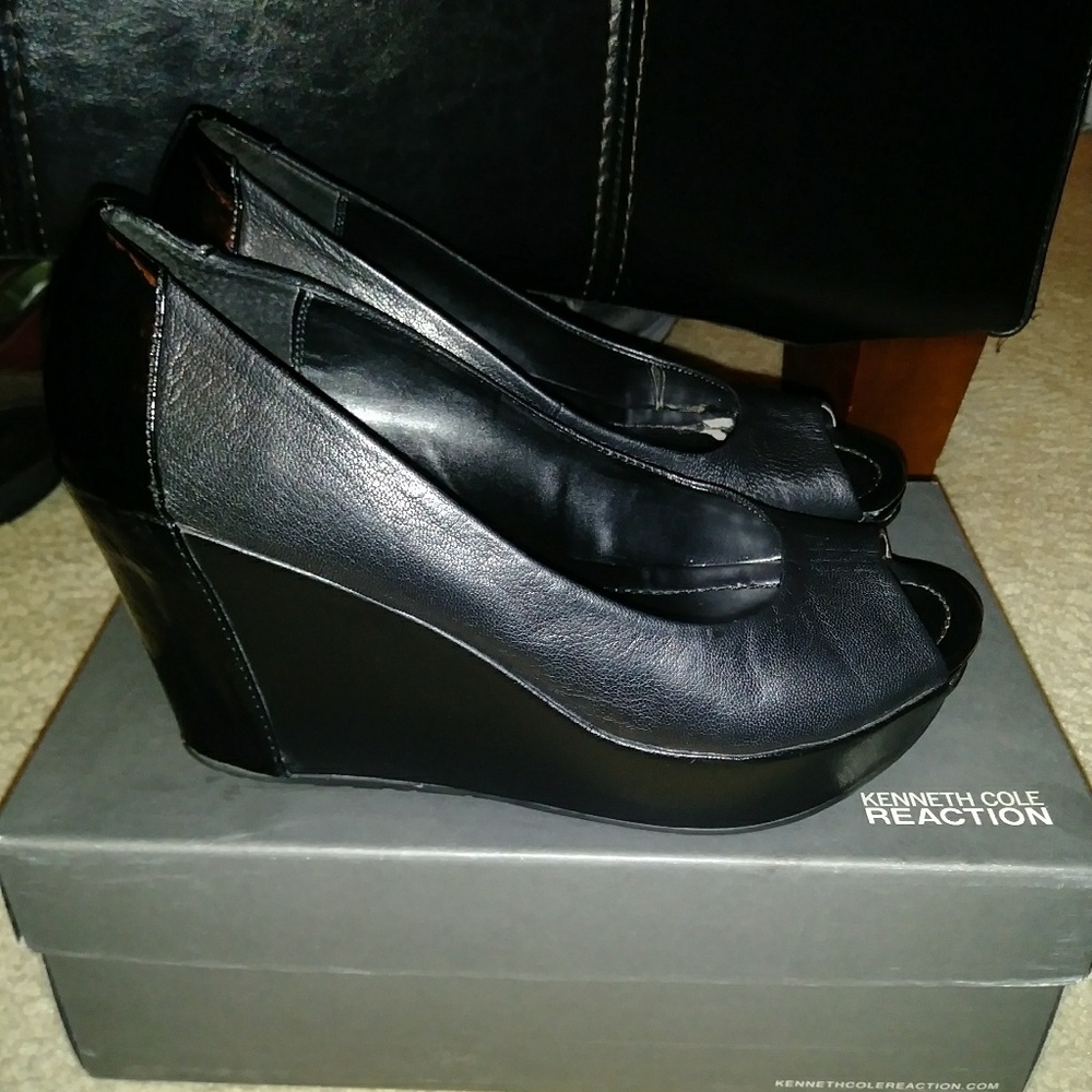 KENNETH COLE REACTION Peep Toe Wedge - 8.5M